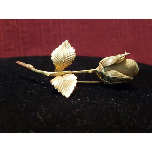 Vintage Unsigned Rose Floral Brooch Pin, Gold Tone Rose With Stem And Leaves - Picture 4 of 9